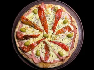 Pizza piedra de jamon y morron