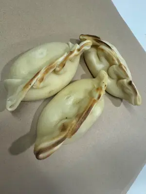 Empanada de jamón y ananá