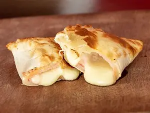 Empanada de jamón y queso