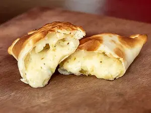 Empanada de queso y cebolla