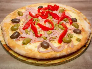 Pizza con jamón y morrones
