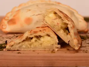 Empanada de queso y cebolla