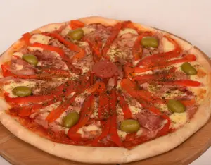 Pizza con jamón y morrones