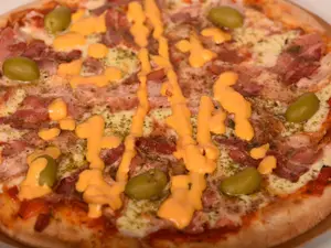 Pizza con panceta y queso cheddar