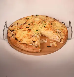 Pizza fugazzeta rellena de jamón y queso