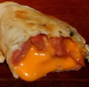 Empanada desalchicha y cheddar