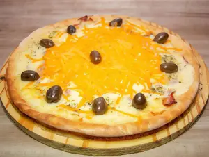 Pizza con panceta y queso cheddar