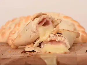 Empanada de Jamón y Queso