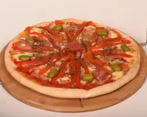 Pizza con jamón y morrones