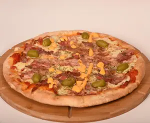 Pizza con panceta y queso cheddar