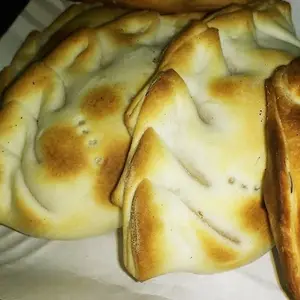 Empanada con pollo y salsa blanca