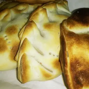 Empanada de panceta y ciruela a la crema