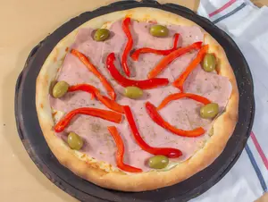 Pizza con jamón y morrón
