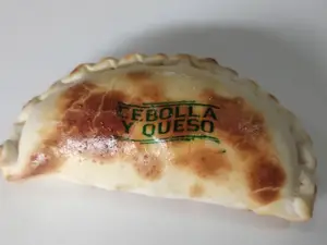 EMPANADA DE CEBOLLA Y QUESO