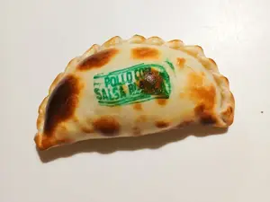 Empanada pollo y salsa blanca