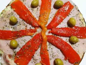 PIZZA CON JAMON Y MORRON