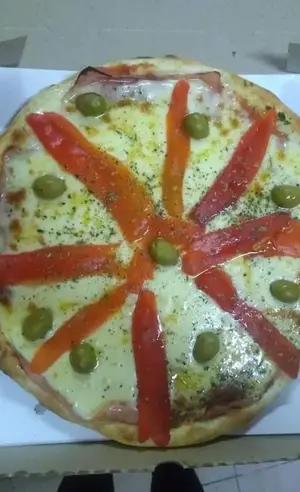 Fugazzeta con jamón y morrones