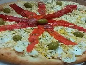 Pizza con jamón, morrones y huevo