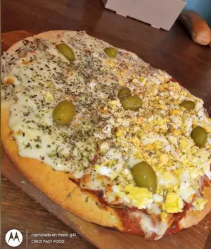 Pizza con jamón y huevo