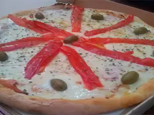 Pizza con jamón y morrones