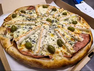 Pizza De Palmitos Al Roquefort