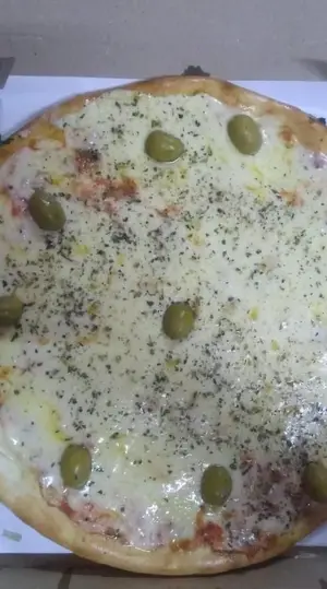 Pizza muzzarella con anchoas