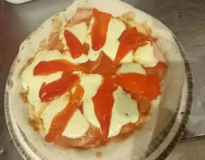 Pizza muzzarella con morrones