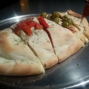 Calzone con jamón y palmito