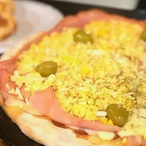 Pizza con jamón y huevo