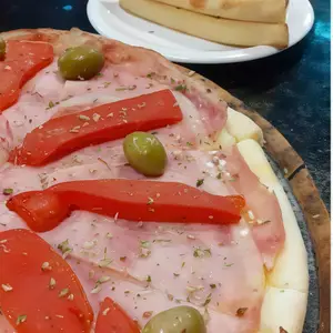 Pizza con jamón y morrón