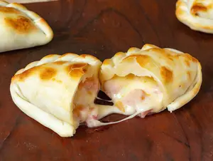 Empanada de jamón y queso