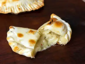 Empanada de queso y cebolla