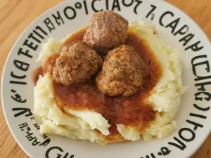 Albóndigas c/salsa y puré