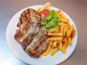 Bondiola grillada con fritas