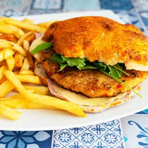 Burger Yin pollo 5 con papas