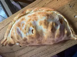 Calzone de rúcula, jamón crudo