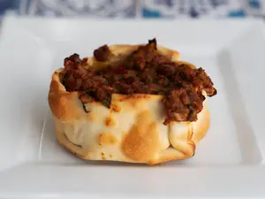 Canastita de bolognesa y queso