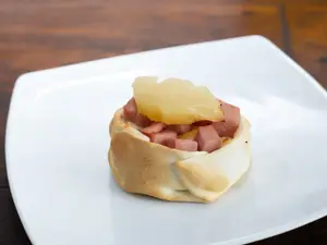 Canastita de jamón crudo ananá