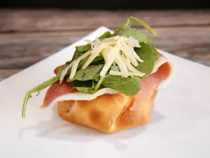 Canastita de jamón crudo