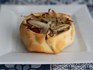 Canastita fugazzeta y tomate