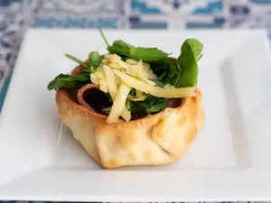 Canastita jamón crudo y rúcula