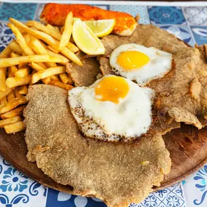 Milanesa a caballo con fritas