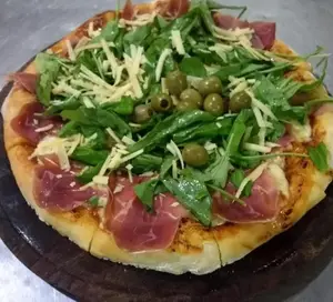 Pizza jamón crudo y rúcula