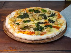 Pizza muzzarella con albahaca