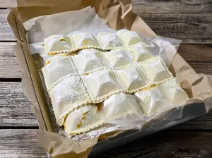 Raviolon vacío y provoleta
