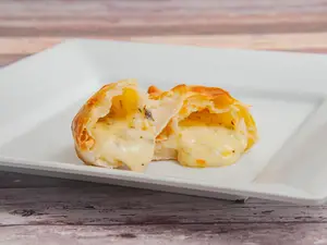 Empanada De Cebolla Y Queso