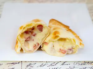 Empanada De Jamón Y Queso
