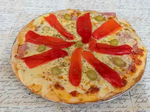Pizza De Jamón Y Morrón