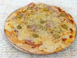 Pizza De Muzzarella Y Jamón
