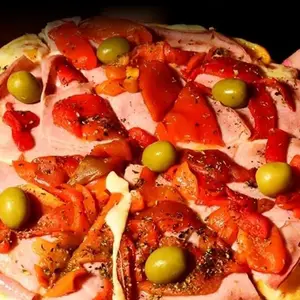 Pizza con jamón y morrones